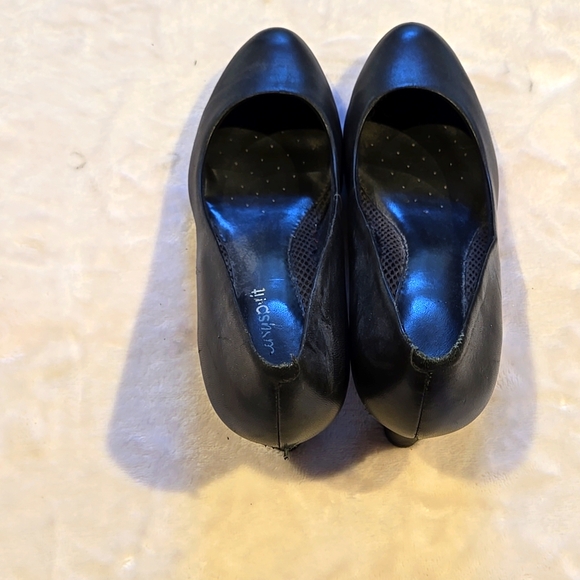 Woman's Easy Spirit HEELS - Picture 2 of 10